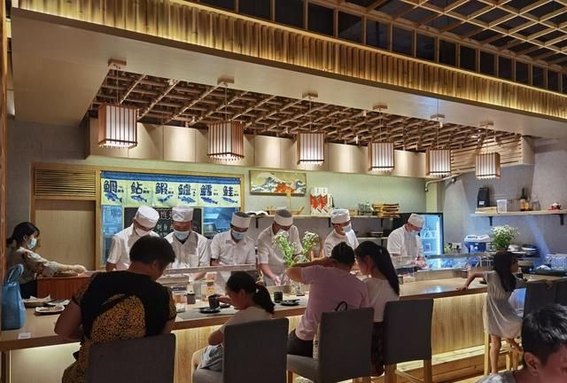 【探店】惠州江北这家日料店,食材新鲜,价格实惠,晚到需等位|寿司|芝麻|寿司船|青瓜_新浪新闻