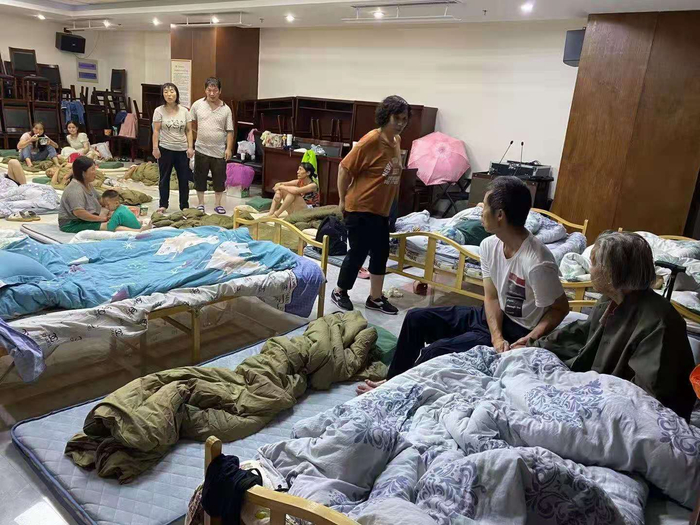 中原西路街道办事处将机关办事大厅和会议室迅速腾出，先将老人和孩子转移至安置点。郑州市中原西路街道办事处供图