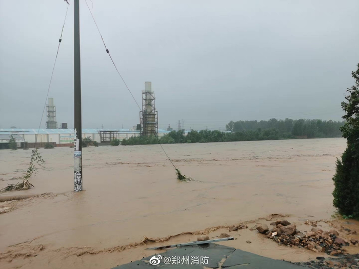 洪水中的电线杆意味着危险&nbsp;&nbsp;&nbsp;&nbsp;图源/郑州消防