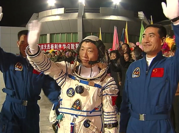 杨利伟身着航天服在问天阁外领命出征