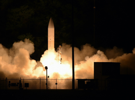 美军试射C-HGB高超声速导弹。