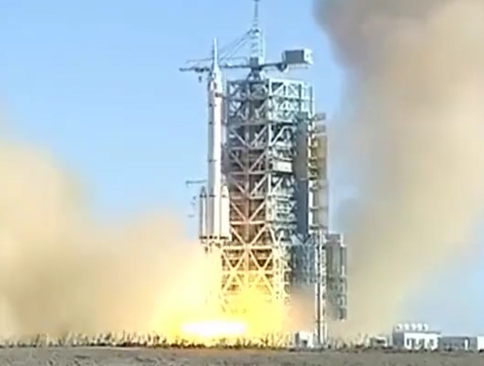 长征二号F型运载火箭搭载着神舟五号飞船点火升空