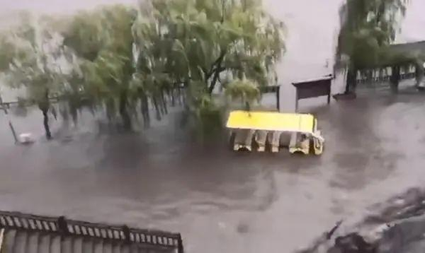 龙门石窟景区水位溢出河道 图源：东方今报