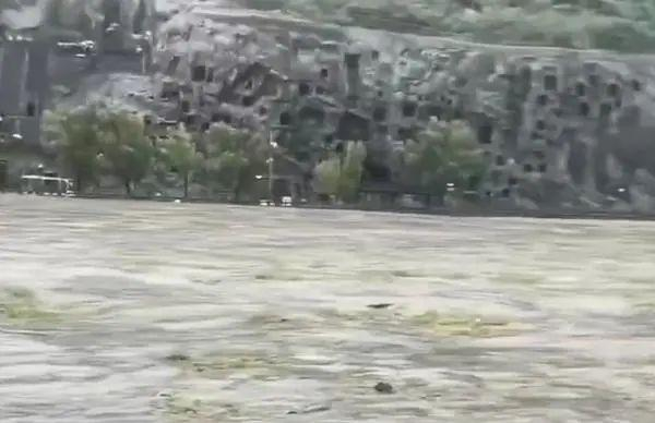 龙门石窟景区水位溢出河道 图源：东方今报