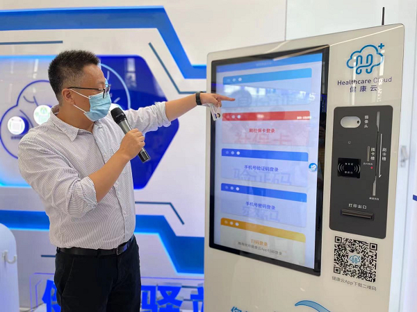 图说：青浦区卫生健康委主任饶斐文正在展示智慧驿站的使用方法  吴昊 摄（下同）