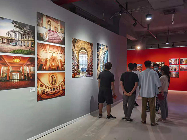 现场选取了100幅获奖作品展示