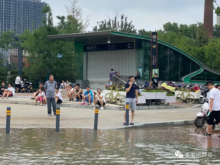 ▲7月21日下午，郑州沙口路地铁站门前仍有积水。新京报记者&nbsp;杨雪&nbsp;摄