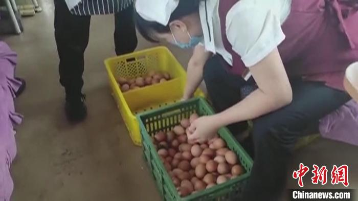 图为列车上准备的生活物资。　白音 摄