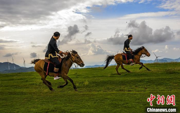 仰天湖大草原上策马奔腾。　北湖区宣传部供图