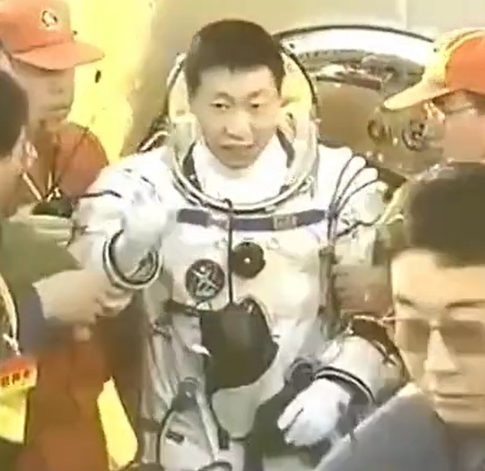 杨利伟走出返回舱舱门