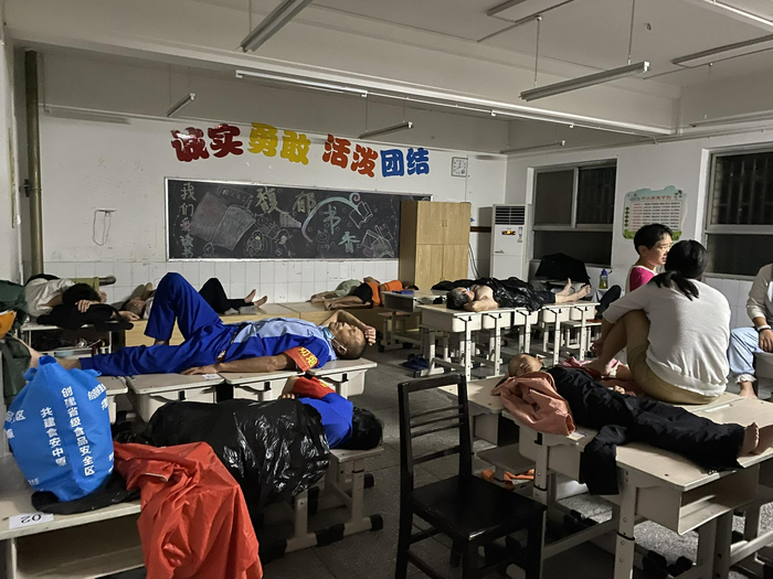 回一小学打开四间教室，成为北下街道紧急避难所。回一小学校长路晓丽供图