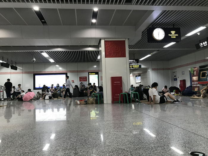 20日晚，郑州地铁一号线博学路站内被困的乘客。受访者供图