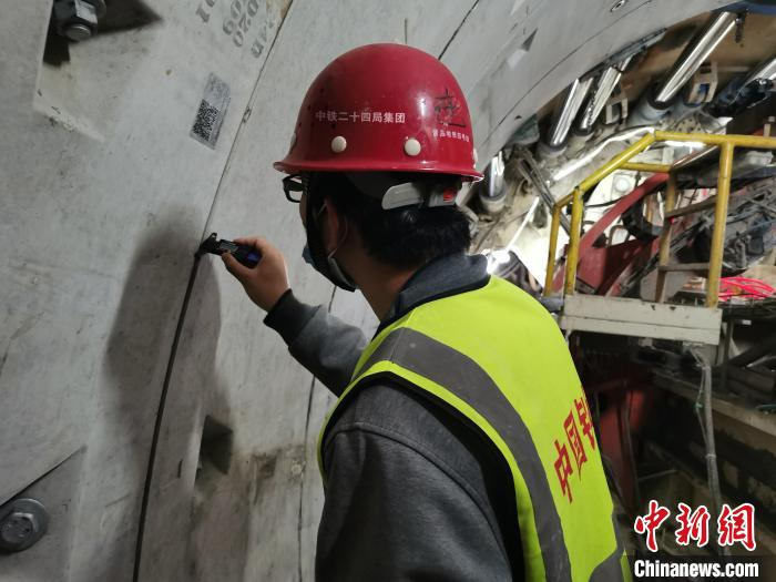 施工人员正在进行管片拼装质量检查。　孙芳刚 摄