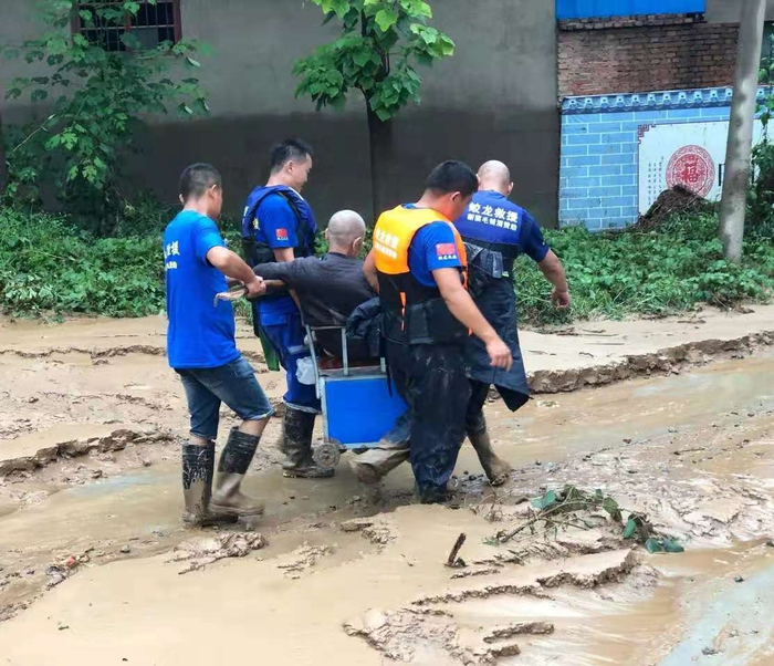 新蔡县红十字蛟龙救援队正在转移一名农村独居老人（央广网发 新蔡县红十字蛟龙救援队供图）