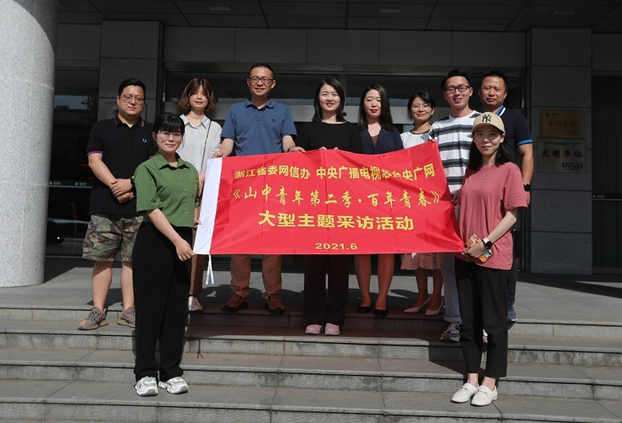 央广网记者与梅月圆合影