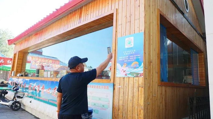 游客正在扫描“一码游布尔津”平台二维码央广网发