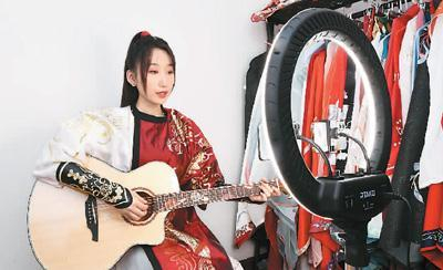 某主播在家中进行国风音乐直播。 新华社记者 任 超摄