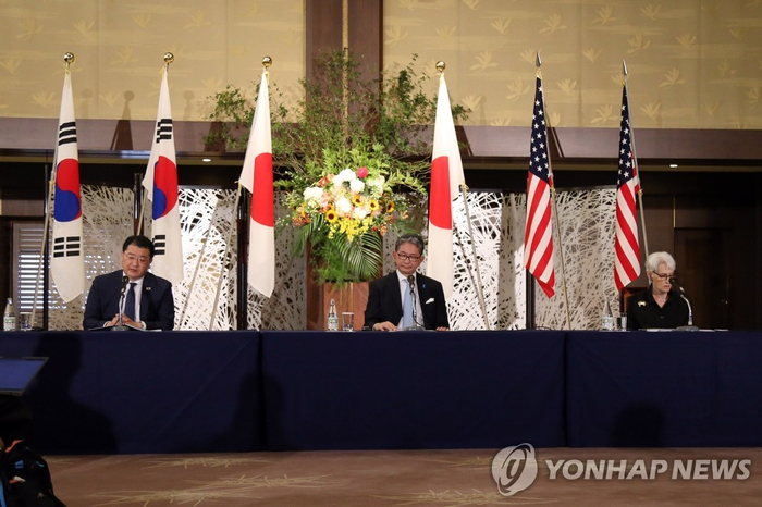 崔钟建（左）、森健良（中）和舍曼（右）在韩美日副外长会议结束后共同会见记者 图源：韩联社