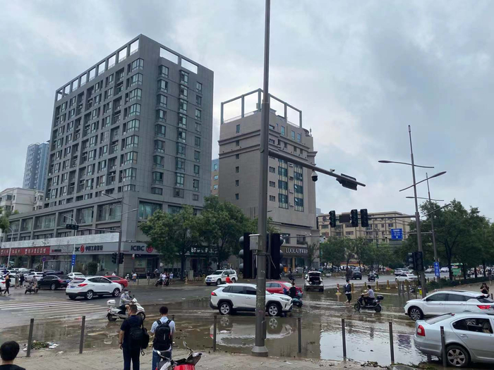 郑州金水区农科路附近的现场情形澎湃新闻记者薛莎莎