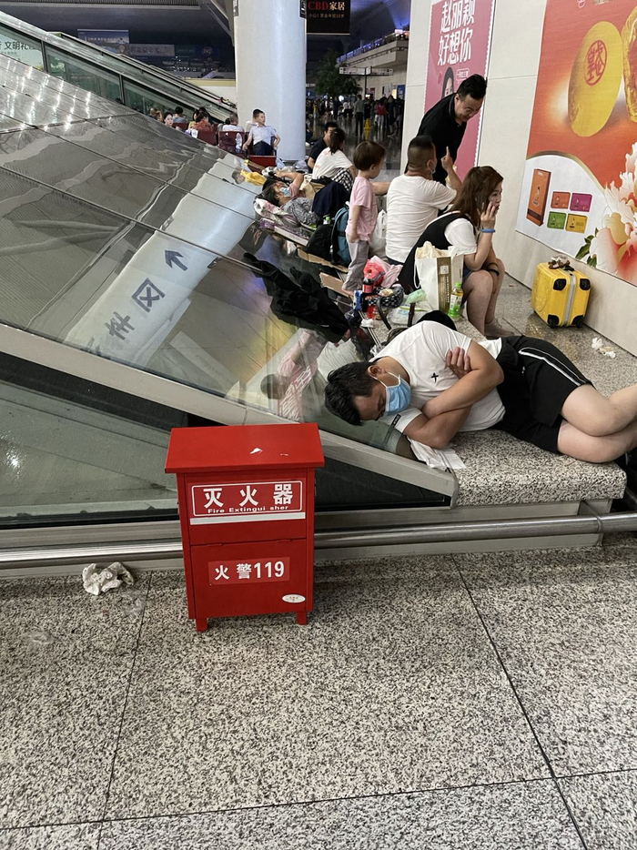 接近20日晚12点时，乘客纷纷找地方睡觉。图片由受访者提供