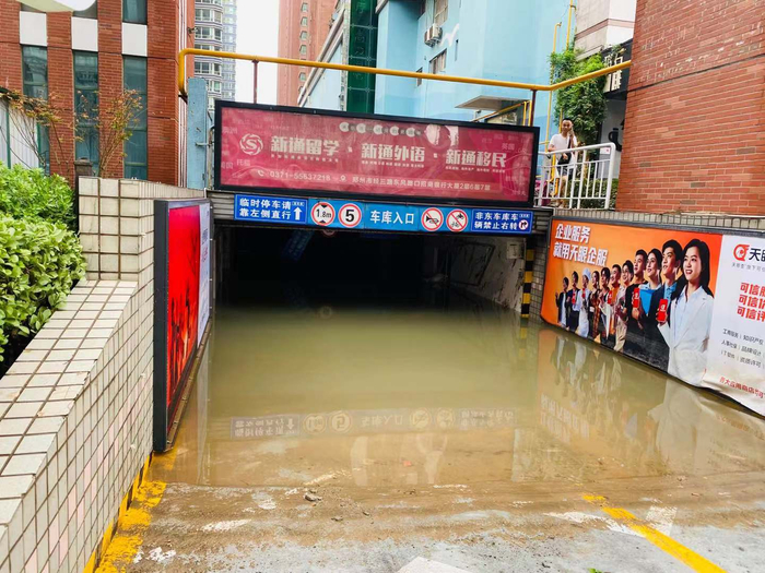 郑州金水区农科路附近的现场情形澎湃新闻记者薛莎莎