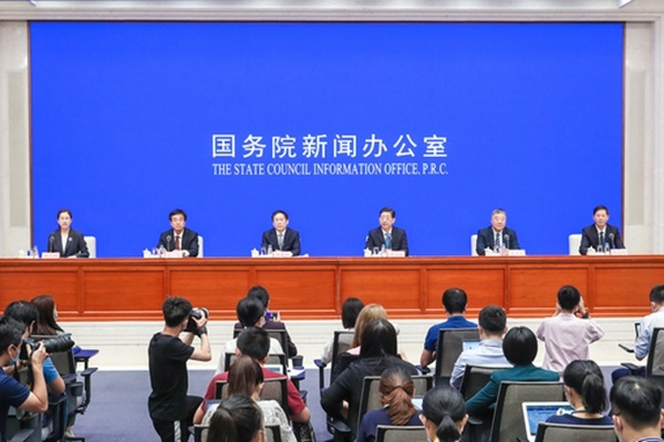 国新办举行新冠病毒溯源情况新闻发布会（来源：国新网 刘健 摄）