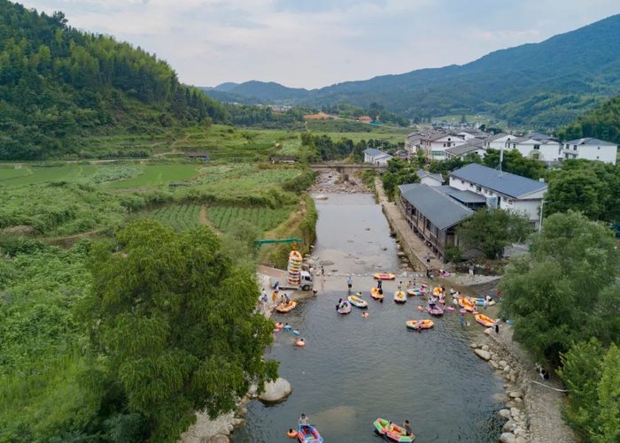 在建宁县濉溪镇高峰村香溪花谷，游客在河里感受夏日清凉（无人机照片）。新华社记者宋为伟摄