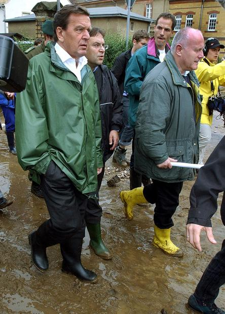  2002年施罗德视察易北河灾区（资料图/德媒）