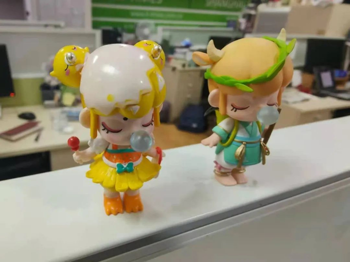 与正品盲盒（右）相比，山寨盲盒（左）的做工十分粗糙，图源：IT时报