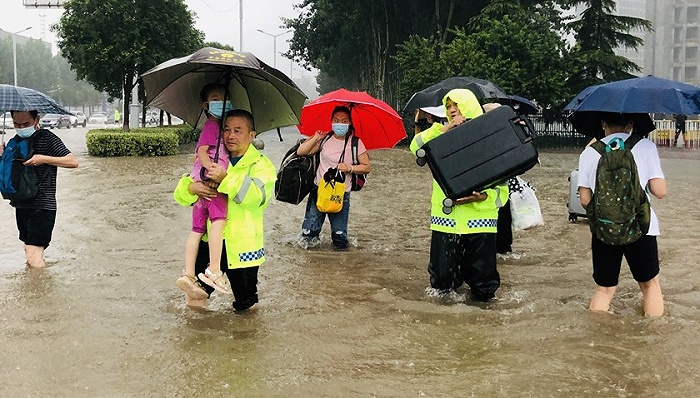 7月20日，高铁新乡东站附近积水深达60厘米。图片来源：视觉中国