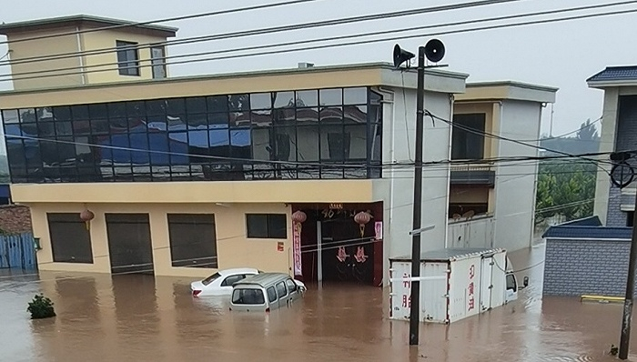 辉县胡桥乡南云门村，村里的房屋一楼几乎都淹没在水中。受访者供图