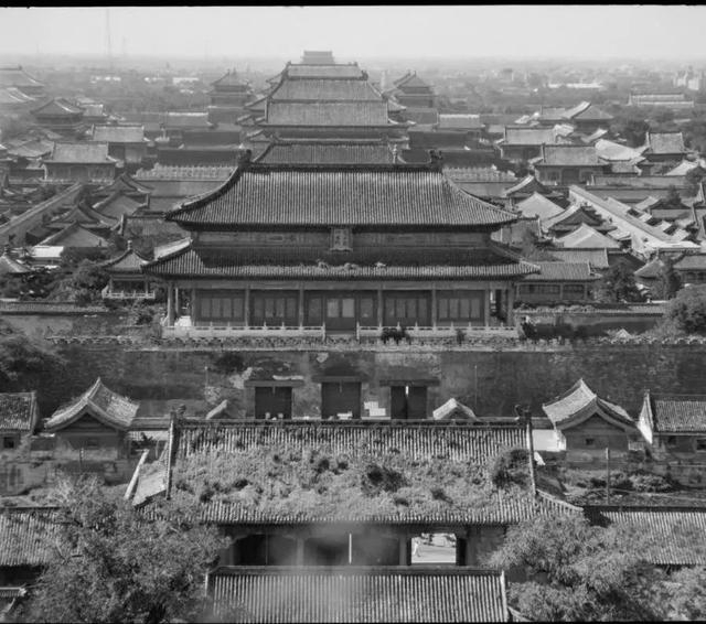 上世纪20年代，自景山向南拍摄，可以看到神武门、北上门、景山门。西德尼·甘博摄