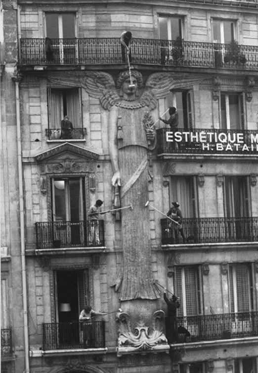 《女雕像物语》中的女像柱