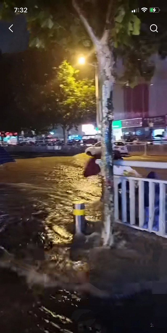 ▲据一位工人发布的视频，7月20日，通常上班的路上，积水已超过小腿。