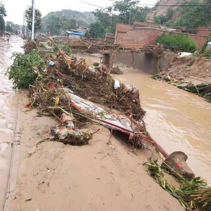 裴峪村，大雨导致一些小桥垮塌。受访者供图