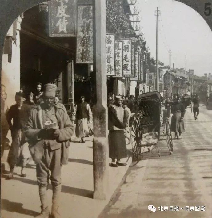 鼓楼前的商业街。