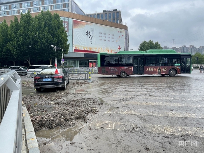 暴雨过后公共交通秩序还没有完全恢复（记者管昕 摄）