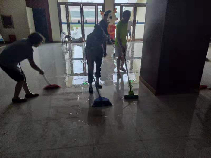 学生们在清理积水。受访学生供图。
