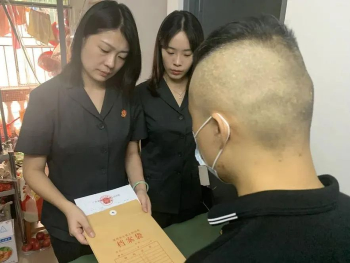 ▲深圳中院工作人员送达裁定书。新华社记者陈宇轩 摄