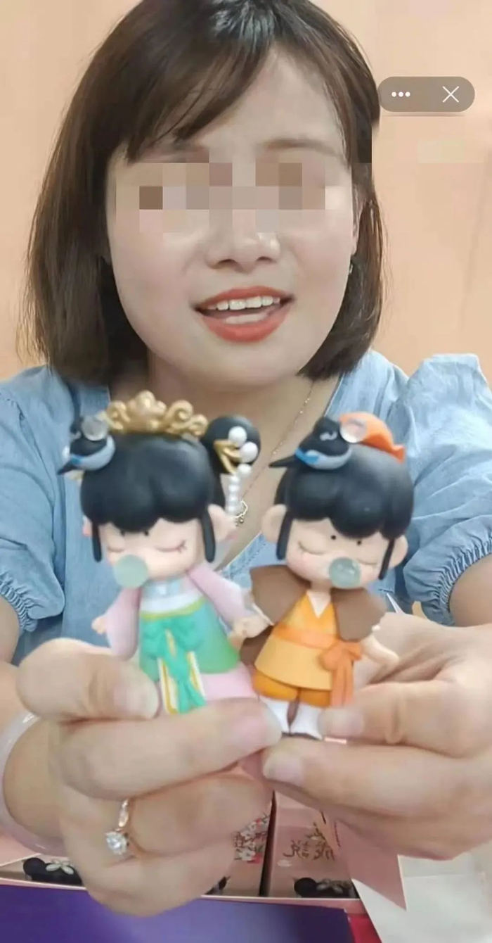 某商家正在直播带货山寨盲盒， 图源：网络