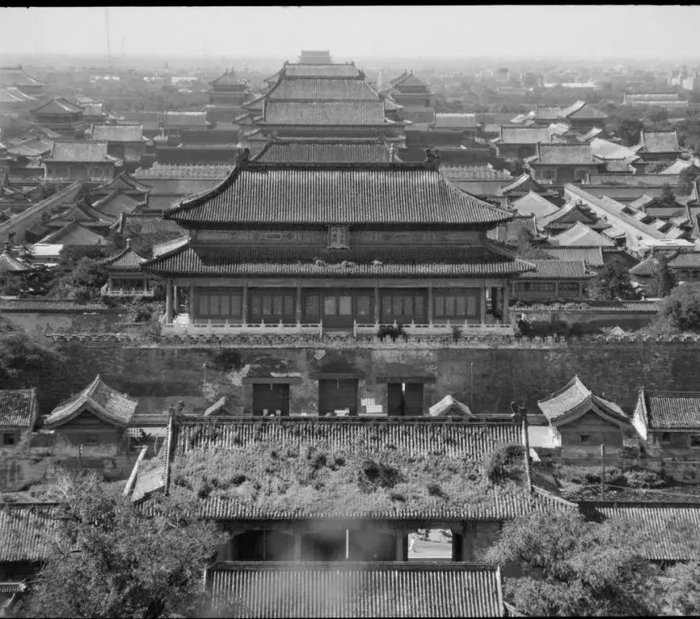 上世纪20年代，自景山向南拍摄，可以看到神武门、北上门、景山门。西德尼·甘博摄