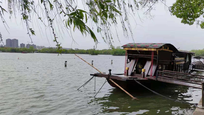 南湖红船在中国历史上具有非常重要的意义（央广网记者李志勇摄）