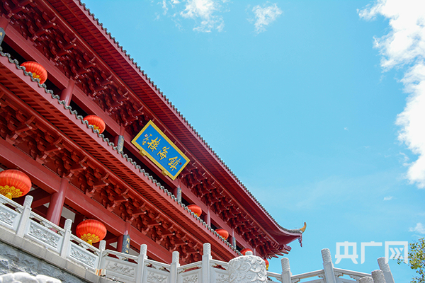 镇海楼以榫卯结构为架构方式，更富弹性且抗震（央广网发 严南悦摄）