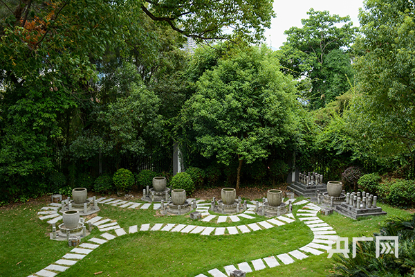 “七星缸”摆放为北斗七星形状，右侧两处石柱群分别象征天上的“文曲星”与“武曲星”，因此也有“高中”的美好寓意（央广网发 严南悦摄）