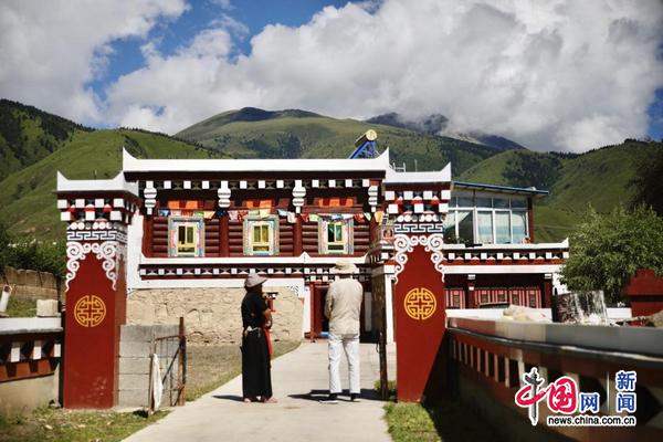 道孚县特尔瓦村藏民居外部。中国网记者 仝选 摄