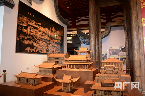 古厝展示馆展出的古厝模型与非遗软木画精品《古厝精粹》（央广网发 严南悦摄）