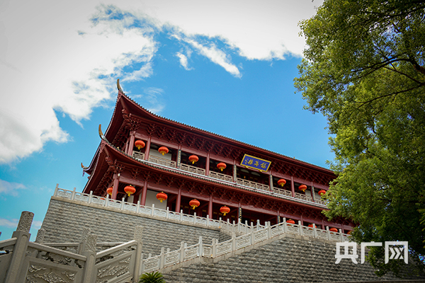 镇海楼通体赤色，在蓝天的映衬下显得更加气势恢宏（央广网发 严南悦摄）