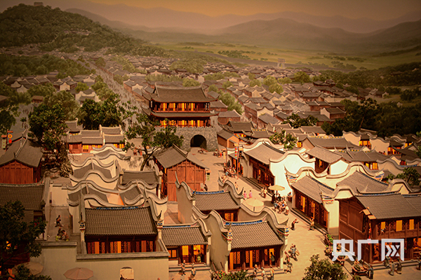 闽都古城模型，具有浓浓的市井生活气息，展现了极具闽都地域特色的建筑墙头——“马鞍墙”（央广网发 严南悦摄）