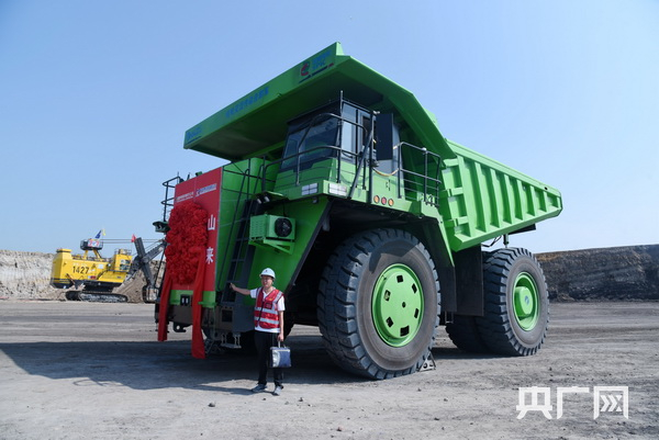 世界首台120吨级纯电动交流传动矿用电动轮自卸车（央广网发 邵南 摄）