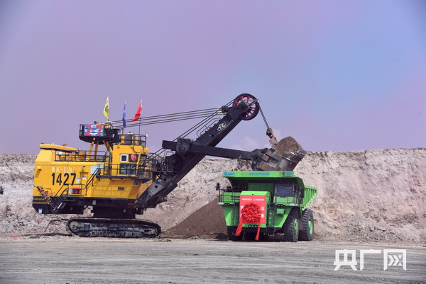 世界首台120吨级纯电动交流传动矿用电动轮自卸车投入使用（央广网发 邵南 摄）